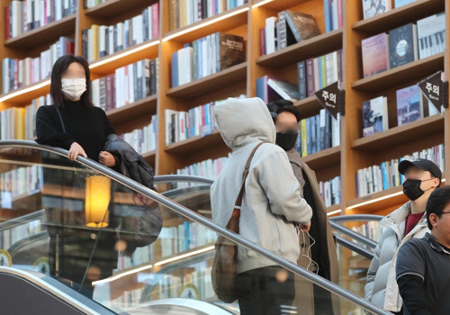 우한 폐렴이 확산하면서 마스크 가격이 천정부지로 뛰고 있다.   <연합뉴스>